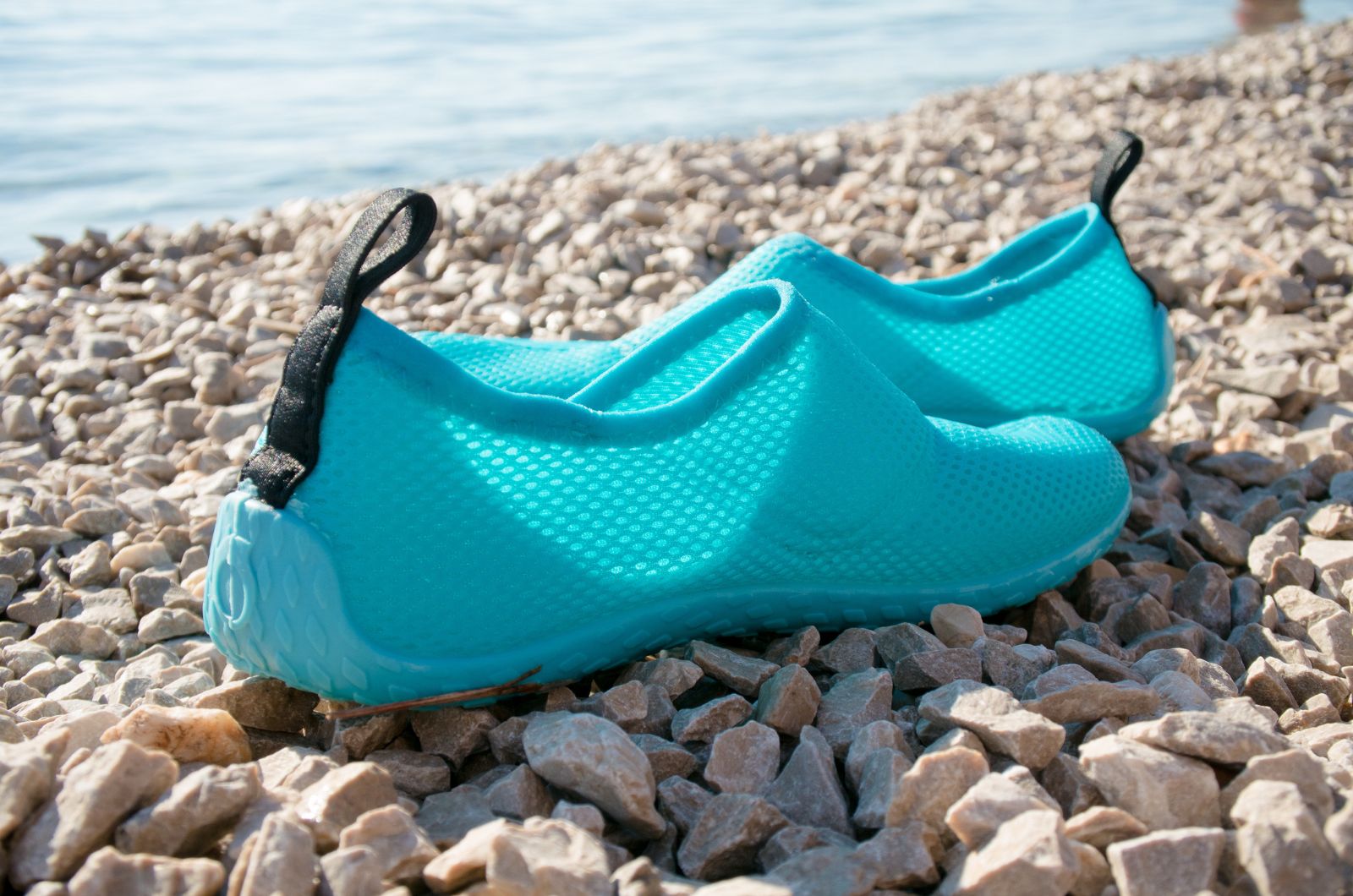 נעלי ים לעומת כפכפים: מהי נעל החוף הטובה יותר?