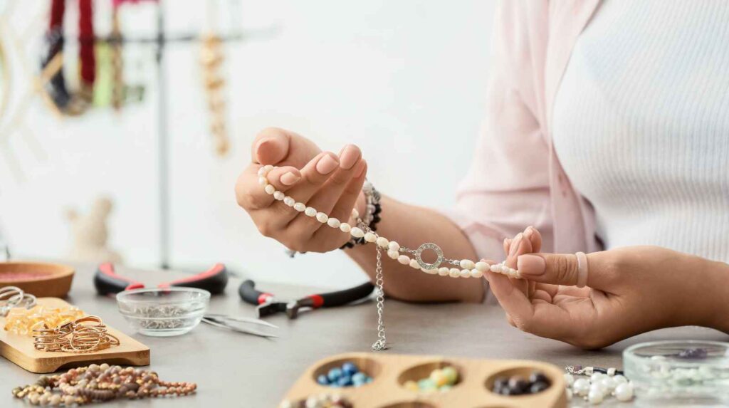 מעצבת תכשיטים